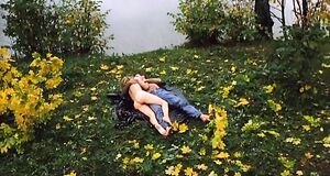 Полностью голая Виктория Толстоганова лежит на траве