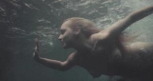 Александра Колкунова купается голышом
