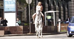 Голая Александра Бортич на коне по Красной площади