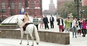 Голая Александра Бортич на коне по Красной площади