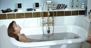 Голая Софи Марсо в ванне