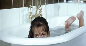 Голая Софи Марсо в ванне
