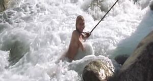 Раздетую Ингеборгу Дапкунайте купают в реке