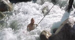Раздетую Ингеборгу Дапкунайте купают в реке