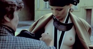 Красотка Елена Масуренкова топлес красуется в необычном костюме